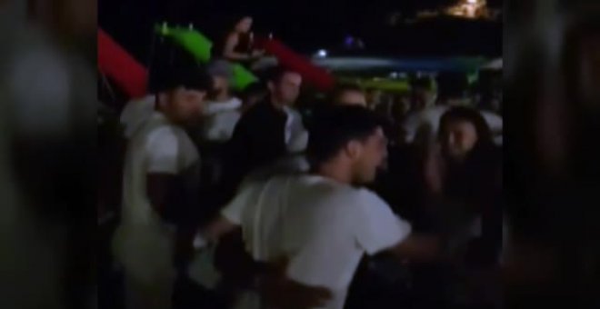 Turistas franceses de fiesta sin mascarillas en la playa de Lloret de Mar