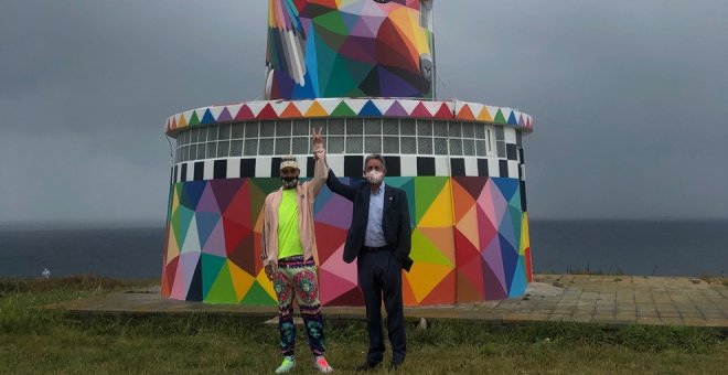 El Faro de Ajo ya luce con el multicolor sello de Okuda, que espera que esta obra se perpetúe