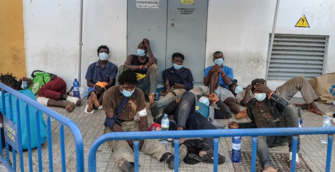 Un grupo de migrantes escapa de la Plaza de Toros de Melilla, donde estaban confinados por covid