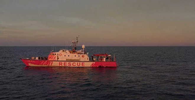 El barco financiado por Banksy pide ayuda con 219 migrantes a bordo