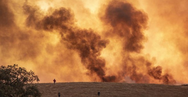 La violencia y el descontrol del fuego en Huelva lleva a movilizar más medios aéreos