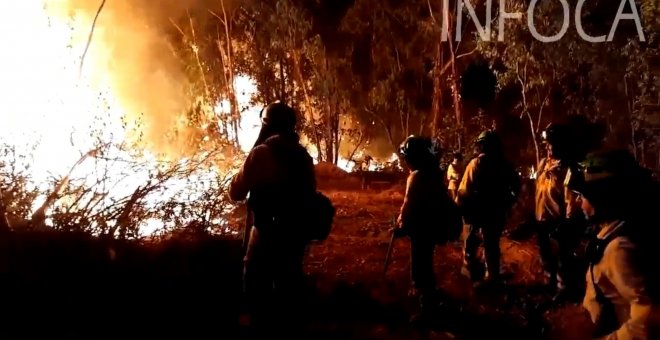 El incendio en Almonaster La Real (Huelva) sigue activo