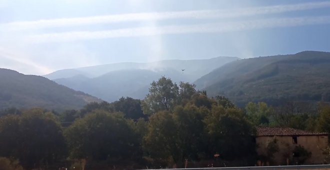 Continúa activo el incendio forestal en el Valle del Jerte
