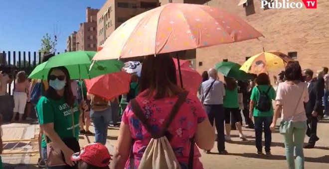 Díaz Ayuso, abucheada por padres y profesores en la puerta de un colegio