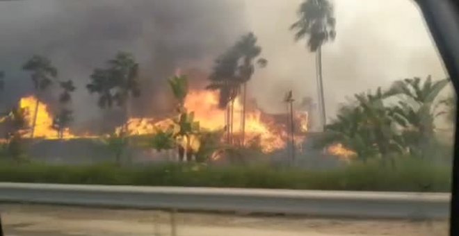 Investigan las causas del incendio que ha calcinado un centro comercial en Estepona