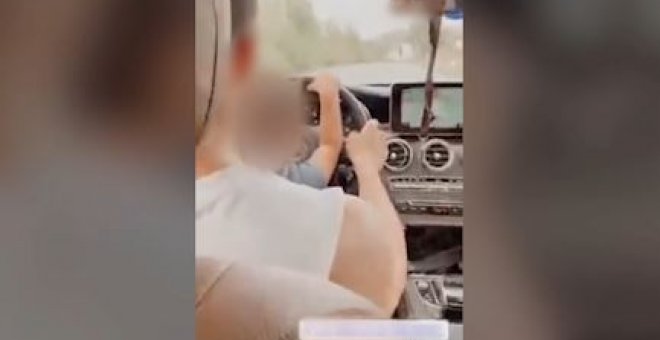 Cazados con su hijo de tres años al volante