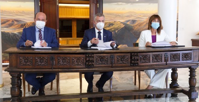 Urkullu, Ortuzar y Mendia suscriben el pacto que reedita la coalición de Gobierno PNV-PSE
