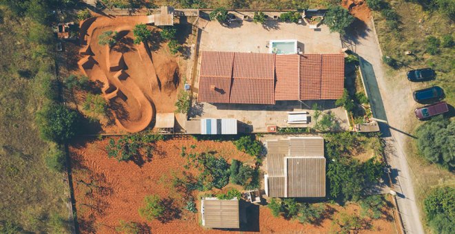 Cómo el confinamiento llevó a esta pareja a construir un circuito de BMX en su huerto