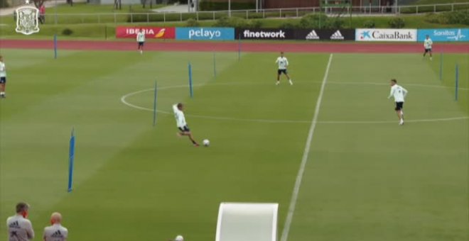 Luis Enrique dirige desde un andamio el entrenamiento de la selección