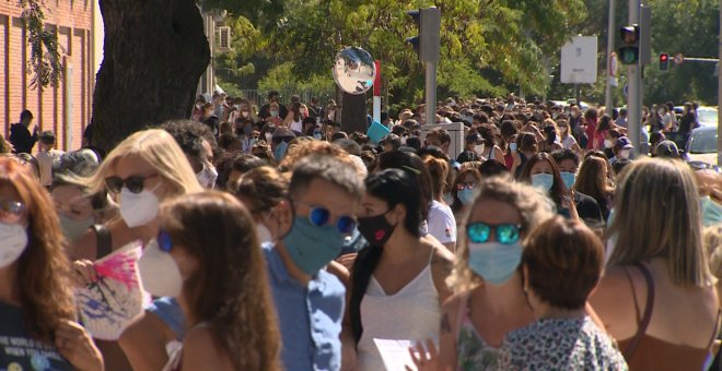 Aglomeraciones en la primera jornada de pruebas serológicas a docentes de Madrid