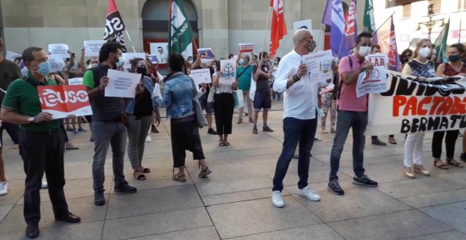 Concentración de sindicatos en Pamplona para pedir un "plan integral" para la vuelta al colegio