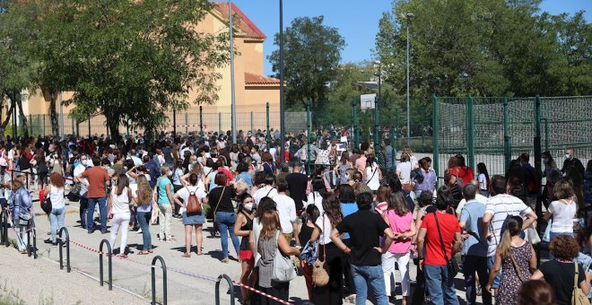 La Comunidad de Madrid privatiza los test serológicos a los profesores en medio de un caos organizativo