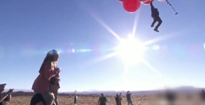 Cruza el desierto de Arizona volando con 52 globos de helio