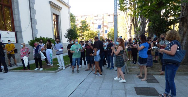 Una cacerolada y gritos de "estáis jugando con nuestro pan" mostraron el malestar de los hosteleros de Santoña por el cierre del sector