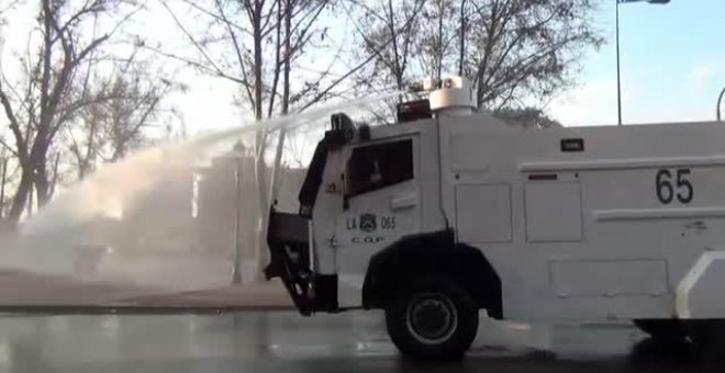 La Policía chilena dispersa con cañones de agua nuevas manifestaciones contra Piñera