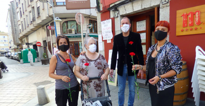 Un hostelero de Santoña reparte claveles a los vecinos para sacar una sonrisa en esta situación complicada