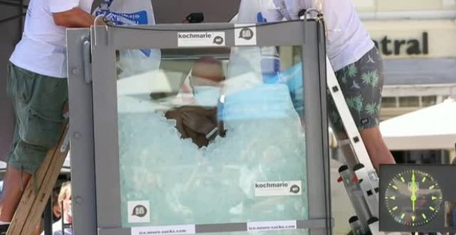 Un austríaco bate el récord mundial de mantenerse cubierto por hielo metido en una caja