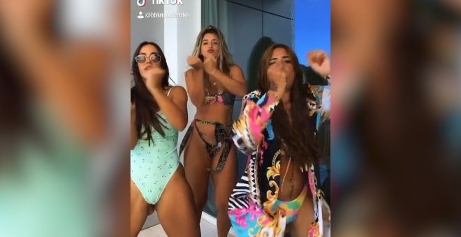 Lola Índigo baila una coreografía junto a sus amigas en Ibiza