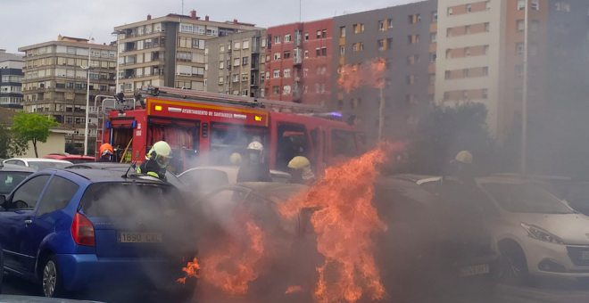 Susto en un parking de Santander al incendiarse un coche