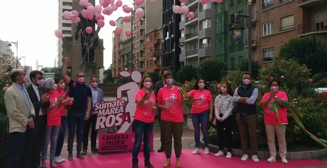 Corte de cinta simbólico en la "V Carrera de la Mujer por la Investigación"