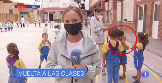 La maravillosa metáfora de la vuelta al cole: una reportera dice que no ha habido besos ni abrazos mientras un niño besa y abraza a otro