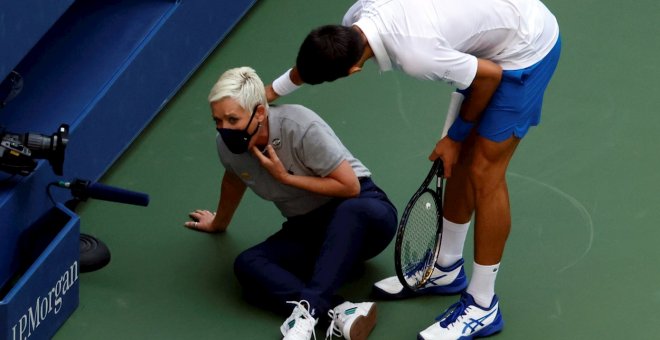 Djokovic, descalificado del US Open por dar un pelotazo a una jueza de línea