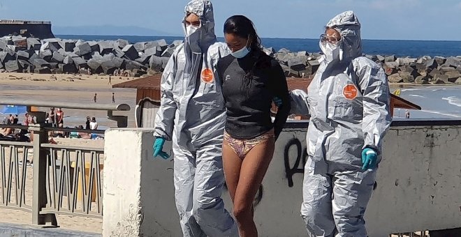 Detenida una mujer en San Sebastián cuando practicaba surf por saltarse el confinamiento tras dar positivo