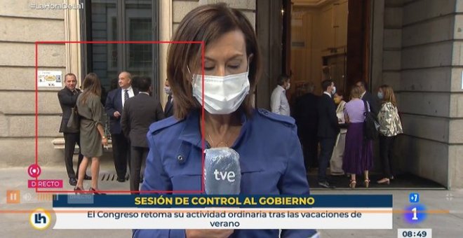 Los tuiteros se indignan con los diputados de Vox que fumaban a las puertas del Congreso sin respetar la distancia de seguridad