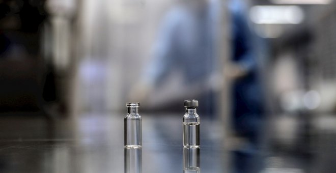Dominio Público - Las vacunas contra el Covid-19: los gobiernos, una vez más, a los pies de las multinacionales farmacéuticas.