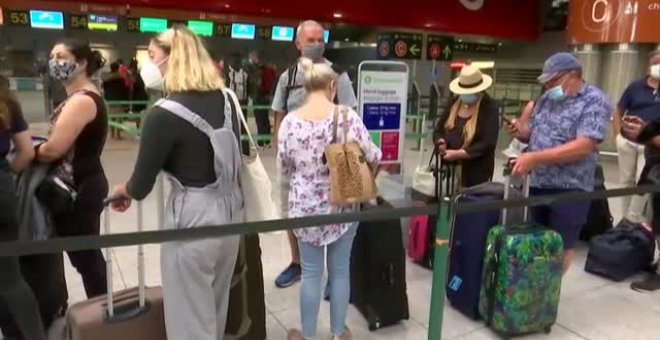 Largas filas en los aeropuertos portugueses para un retorno apresurado de cientos de británicos