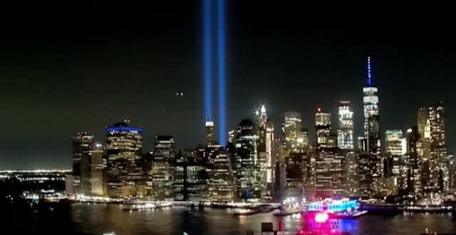 Dos torres de luz iluminan el cielo de Nueva York en el aniversario del 11-S