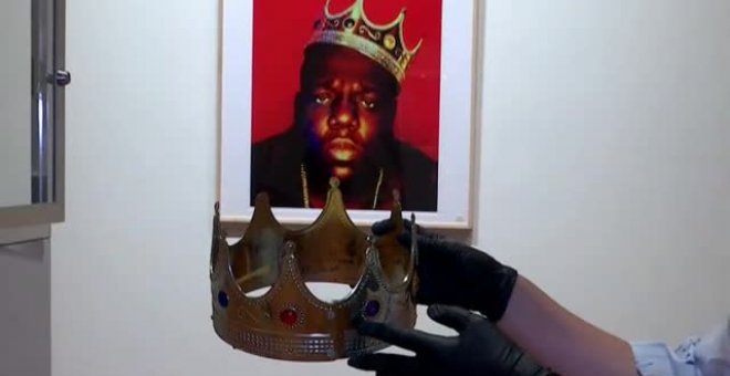 Sacan a subasta la corona dorada del rapero Notorious B.I.G. en la casa Sotheby's