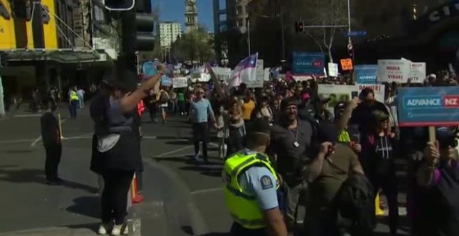 Multitudinaria manifestación en Nueva Zelanda contra las nuevas restricciones por la COVID-19