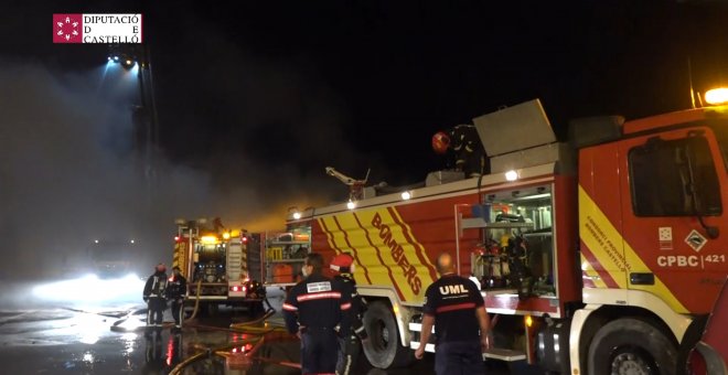 Bomberos trabajan en la extinción de un incendio en la planta de reciclaje de Cervera del Maestre