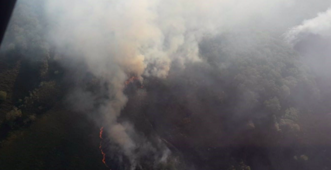 El helicóptero de Cantabria colabora en la extinción de un incendio forestal en Vizcaya