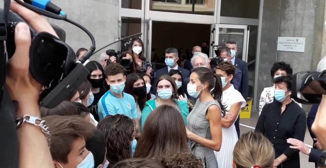 La Reina Letizia conversa con alumnos en Navarra