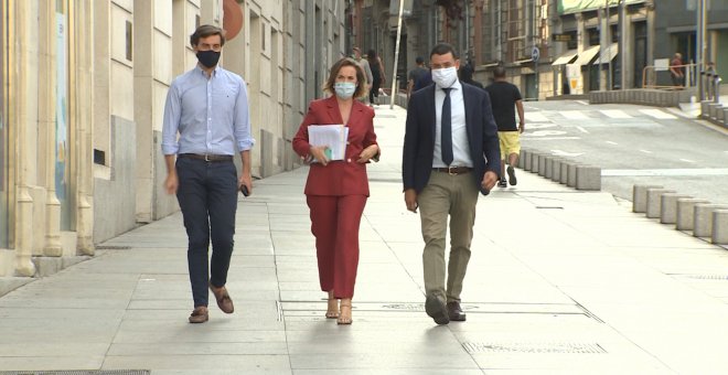 Carmen Calvo y Cuca Gamarra salen de su reunión en el Comngreso