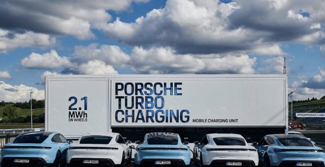 Porsche presenta un trailer de 2,1 MWh para cargar Porsche eléctricos en trackdays