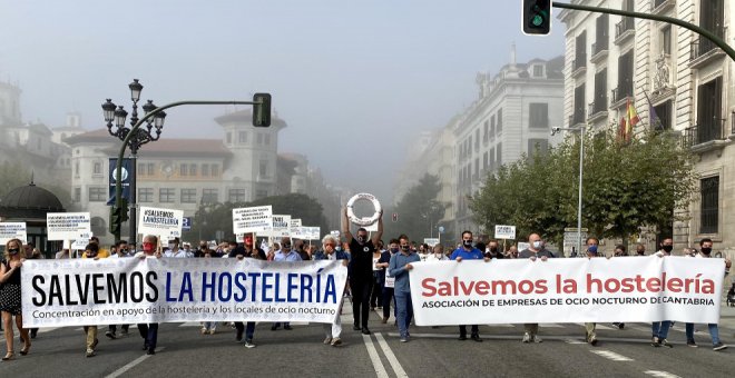 Medio millar de hosteleros se manifiestan en Santander para decir que "no son culpables" del virus