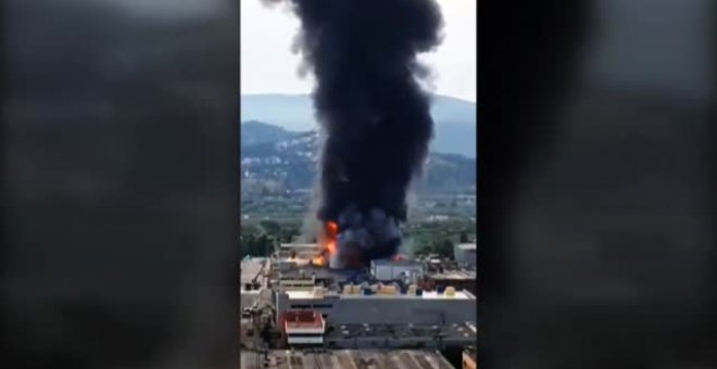 Estabilizado el incendio en una nave industrial de Sant Feliu de Llobregat