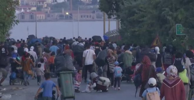 Poco a poco los refugiados van llegando al nuevo campamento provisional de Lesbos