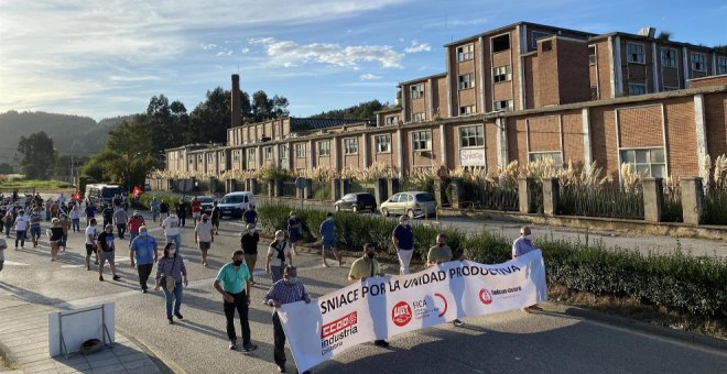 Los trabajadores de Sniace vuelven a manifestarse a la espera de que finalice el plan de liquidación