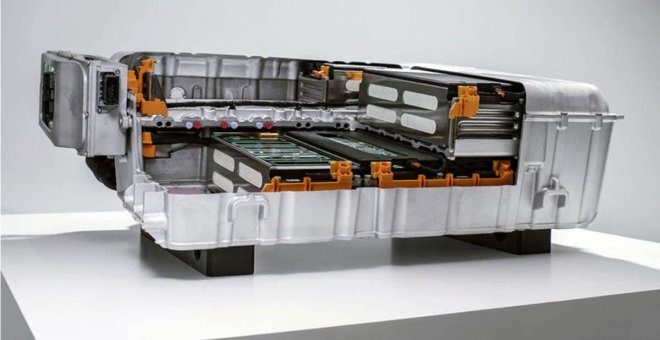 Carcasas de baterías plásticas frente a metálicas para aligerar el peso de los coches eléctricos