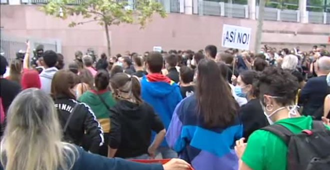 Los vecinos de las zonas confinadas de Madrid salen a la calle contra las medidas de Ayuso