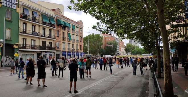 Miles de vecinos de Madrid protestan contra Ayuso y las restricciones de movilidad en sus barrios: "Más sanidad y menos segregar"