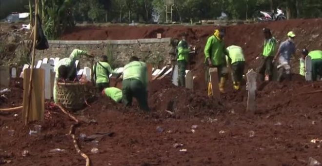 El duro trabajo de un sepulturero en la Indonesia de coronavirus