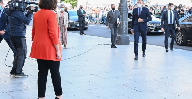 Sánchez acuerda con Díaz-Ayuso un "plan especial" para doblegar la curva en Madrid