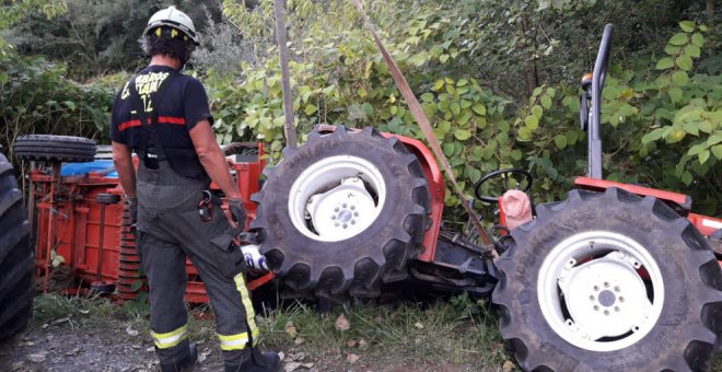 Herido leve tras volcar su tractor en Udalla y quedar atrapado