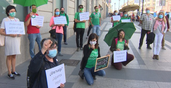 Profesores se concentran para pedir la dimisión de Ayuso