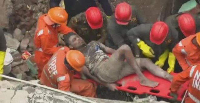 Al menos veinte fallecidos en el derrumbe de un edificio en India